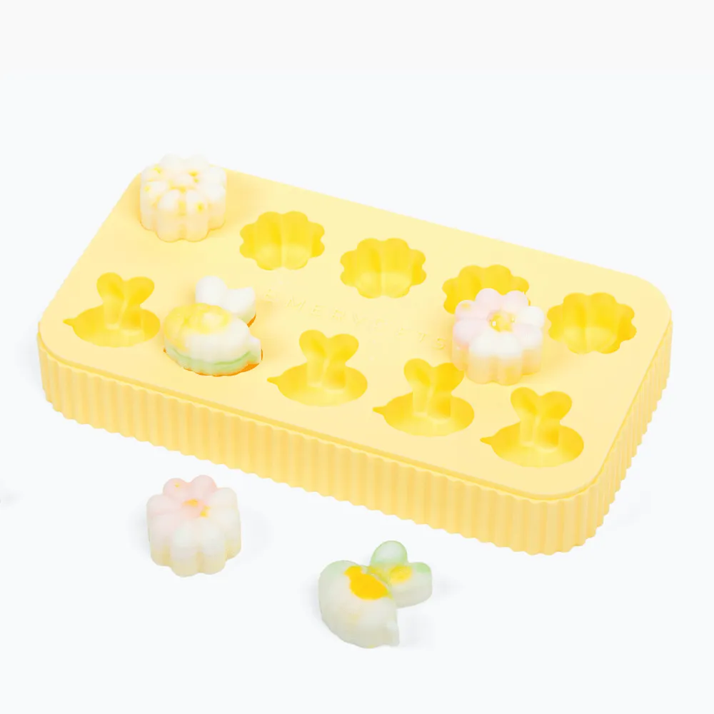 Bee   Daisy Treat Mold