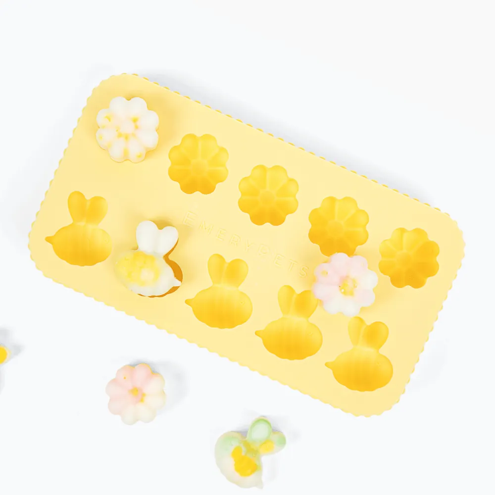 Bee   Daisy Treat Mold